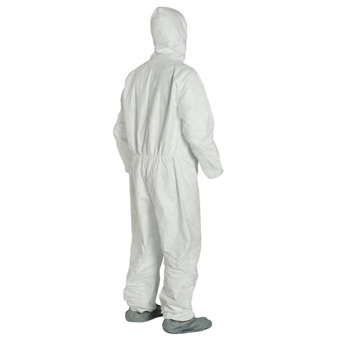 La bata respirable resistente disponible, bata disponible es encapuchada con la muñeca y los tobillos elásticos, L/XL, blanco